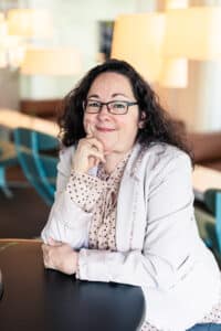 Profilbillede af Tina i beige jakke - Få Gode råd til medarbejdertrivsel