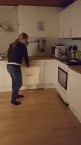 hjælper Lærke i køkkenet, 2011