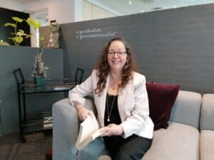 Tina sidder med bog på First Hotel